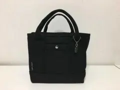 黒いトートバッグ 安定感のあるデザイン