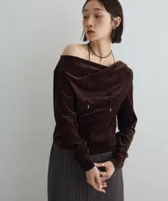 AnriettMusee シアーベロアオフショル長袖プルオーバー　ブラウン