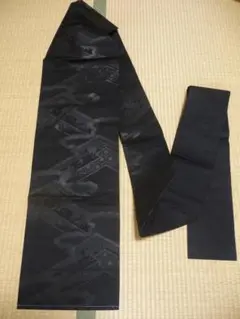 【未着用品】三越百貨店 あつらえ品 正絹 黒帯 喪服用 黒地 雲と幾何学模様の帯のサムネイル