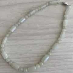 天然石ビーズ ネックレス 淡い緑色 刻印有り　レトロ　約42cm 翡翠風