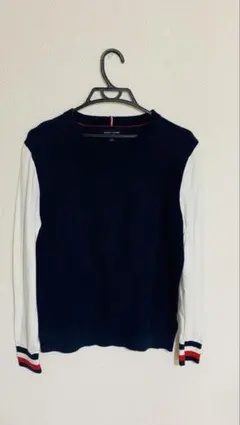 ネイビーとホワイトの長袖ニット