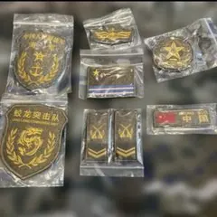 希少・銀色仕様】中国人民解放軍 制帽用帽章（エンブレム） - メルカリ