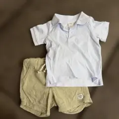 水色ポロシャツとベージュショートパンツセット