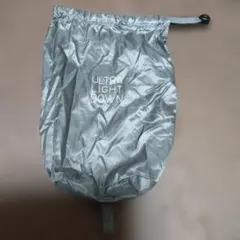 ユニクロULTRA LIGHT DOWN 収納袋 シルバー