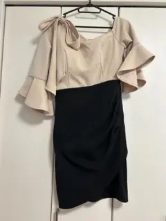 フリル付きオフショルダードレス