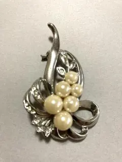 パール付きシルバーブローチ