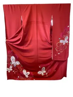 赤地の振袖で裾模様のモダンな蝶々。帯や小物で楽しめ、帯で豪華にもモダンにも表現