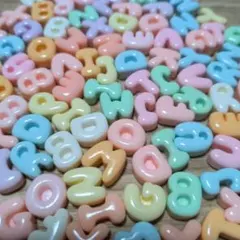 パステルカラー　アルファベット　デコパーツ　100個入り まとめ売り