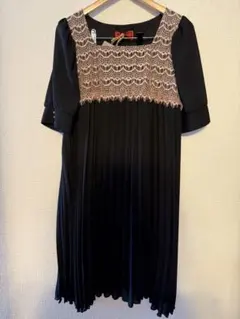 somari.ソマリ.黒プリーツワンピース.スクエアネック.胸元刺繍.F.