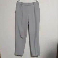 【美品】グレー センタープリーツ テーパードパンツ Мサイズ