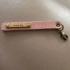 GUCCI ストラップ プレート ロゴ ピンク系