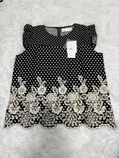 新品未使用嫌いtocco closet半袖ドット柄トップス　可愛い　刺繍のサムネイル