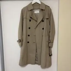ベージュ ダブルブレスト トレンチコート