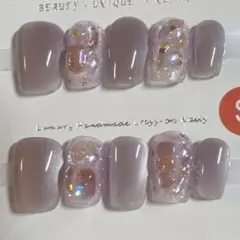 オーロラ系ストーン付きのグレーパープル　オーバルネイルチップ