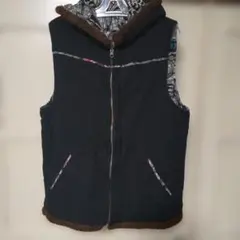フード付きリバーシブル黒&柄ベスト