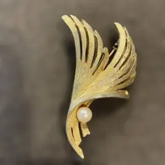 金色の葉デザイン ブローチ パール付き