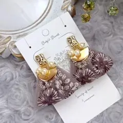 ☘インド刺繍リボンと樹脂パールのピアス☘変形ゴールドピアス 小豆色 花柄 大ぶり