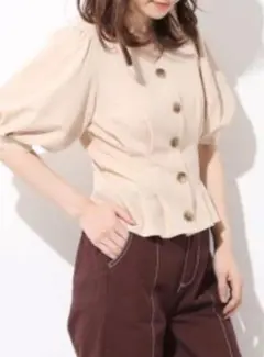 ベージュ Vネック ボタン付きブラウス