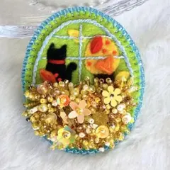 ビーズ刺繍ブローチ　窓辺のネコ　紅葉