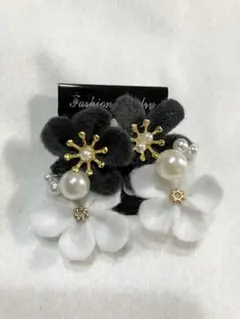 ハンドメイド 花型ピアス(ダークグレー・ホワイト)