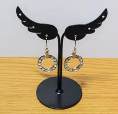 SWAROVSKI リング型のピアス（白×銀）