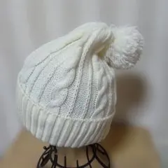 ホワイト ケーブル編み ニット帽 ポンポン付き