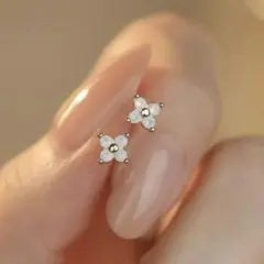 ピアス 四つ花 ホワイトオパール風 シルバー キラキラ