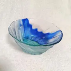 青いガラスのお皿　ボウル