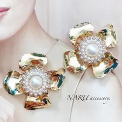 【381】大ぶりゴールドフラワー　パールビジューカボション　ピアス　イヤリング