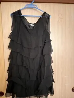 ブラックフリルパーティードレス