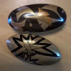 漆塗りの金色と黒色の帯留め