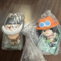 ONE PIECE カニカン付きのマスコットフィギュア2個セット エース　白ひげのサムネイル