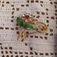 昭和レトロ　ミニブローチ 花モチーフ ブローチ 赤いストーン付き