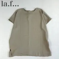 ラエフ 美品 シワ加工 とろみサテン フレンチスリーブ バックボタンブラウスのサムネイル