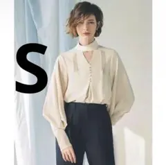 ruirue boutiqueベージュ チョーカー風　ブラウス　ベージュ