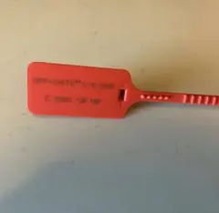 オフホワイト　タグ