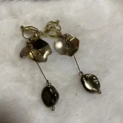 ゴールド フラワー型 ビーズ イヤリング