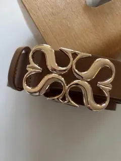 ゴールドバックル付きベルト