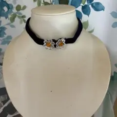 黒いベルベットチョーカー 花モチーフ