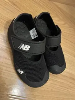 New Balance ブラック サンダル