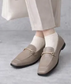 VIVIAN スクエアトゥピースソールビット付きローファー