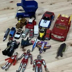 ウルトラマンフィギュアとミニカーセット