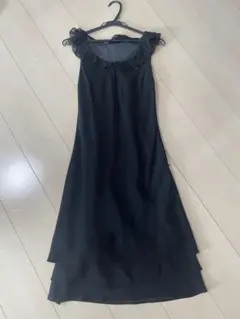 黒いフリル付きロングドレス