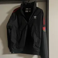 adidas ナイロンジャケット 黒 赤青ストライプ