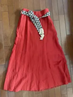 赤 フレアスカート 幾何学模様のベルト付き