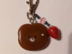クマ型キーホルダー イチゴ付き