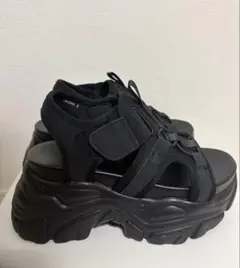 ★美品★ EVOL 厚底サンダル ブラック Sサイズのサムネイル
