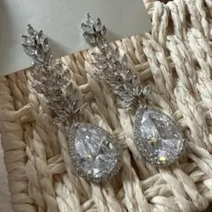 ティアドロップ型クリスタルピアス　ウェディングアクセサリー