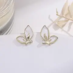 ♥️人気商品♥️おしゃれ　レディース　パール　ピアス　人気ゴールド　高級感　蝶