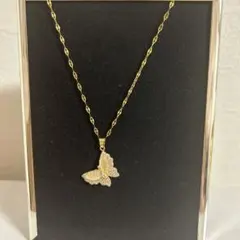 蝶モチーフのクリスタルネックレス